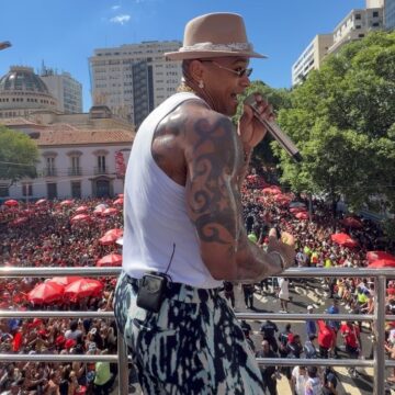 Léo Santana abre álbum do seu desfile no Carnaval do Rio e comemora: “É o pagodão da Bahia no mundo”