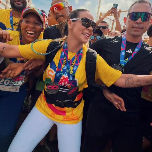 Carla Perez curte show de Xanddy em Salvador no meio do público: “Meu Carnaval começou”