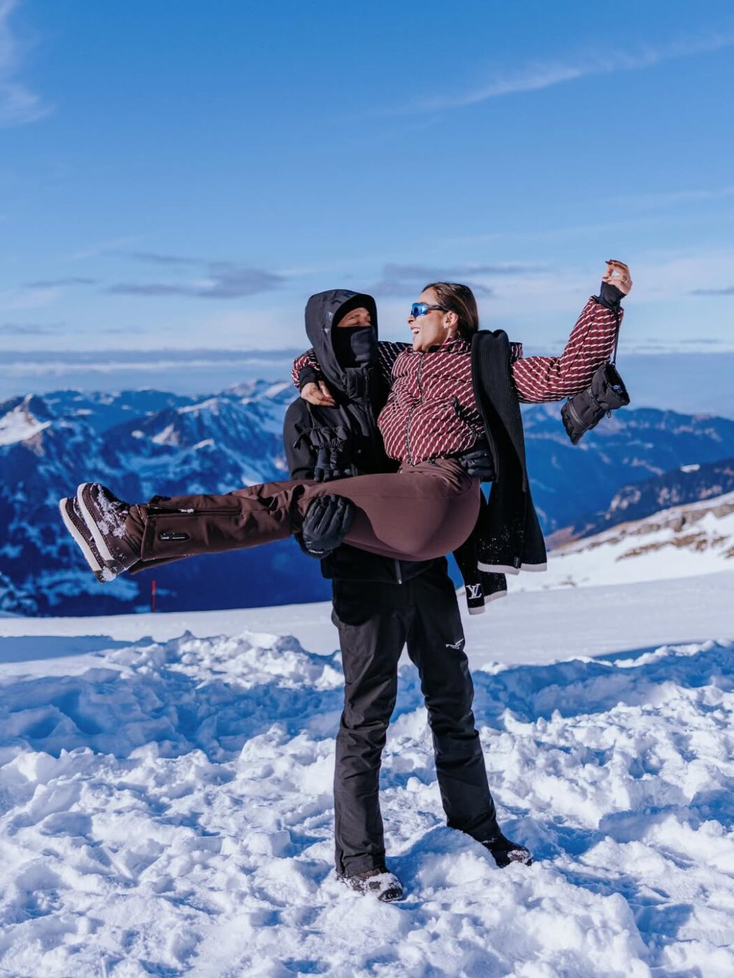 Eder Militão abre álbum de fotos em clima de romance nos Alpes com a esposa