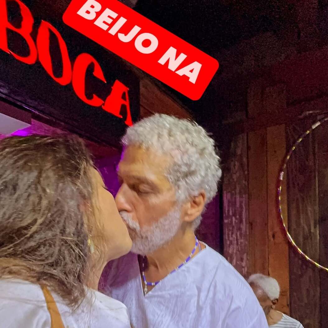 Regina Casé protagoniza momento sensual com o marido durante evento em Salvador