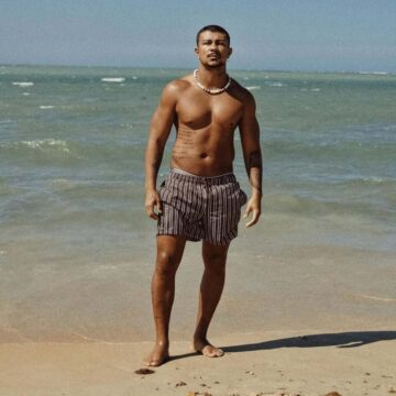 Xamã visita aldeias indígenas e curte dia de praia no sul da Bahia; veja fotos