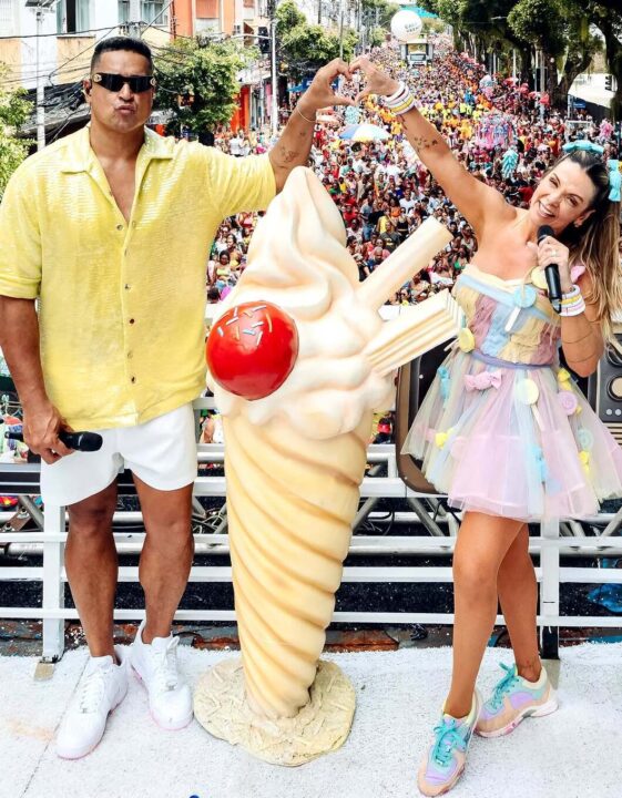 Carla Perez recebe Xanddy em despedida do trio Pipoca Doce e se declara: “Muito amor no Carnaval”