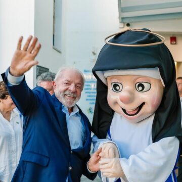 Lula visita Osid em Salvador e anuncia entrega de equipamentos após encontro com pacientes