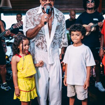 Carlinhos Brown celebra aniversário do filho em clima de Carnaval