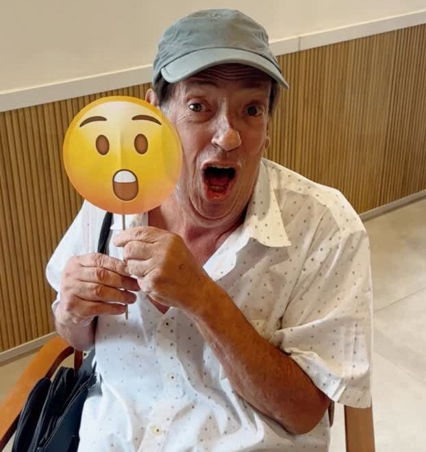 Marcos Oliveira, o Beiçola, participa de brincadeira com residentes do Retiro dos Artistas e diverte web: ‘Ótimos’