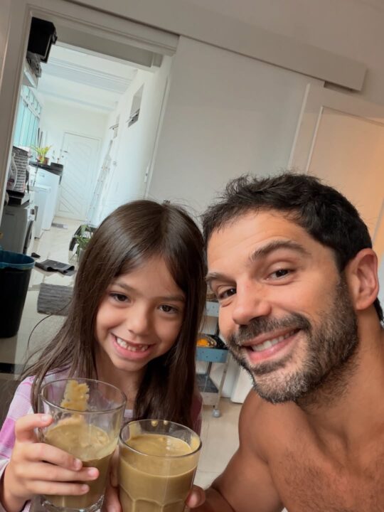 Duda Nagle encanta ao mostrar filha Zoe praticando exercício; veja