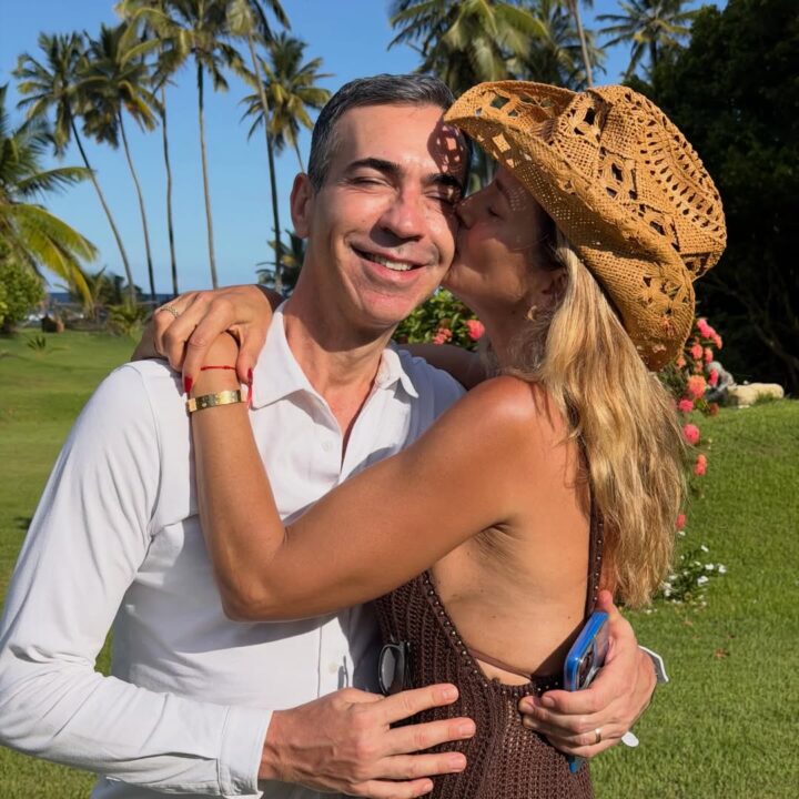 Tici Pinheiro abre álbum na Bahia e se declara a César Tralli: “A vida é boa com você”