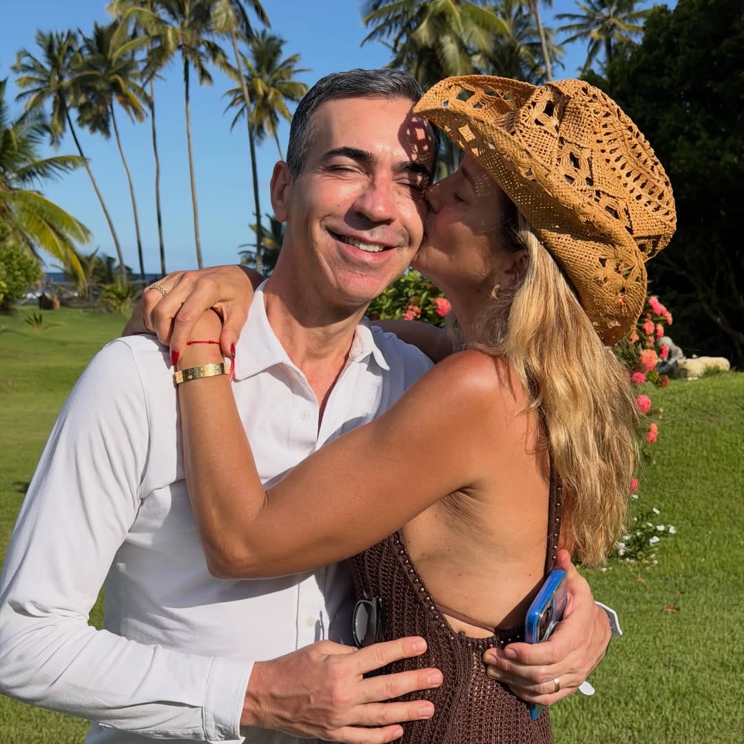 Tici Pinheiro abre álbum na Bahia e se declara a César Tralli: “A vida é boa com você”