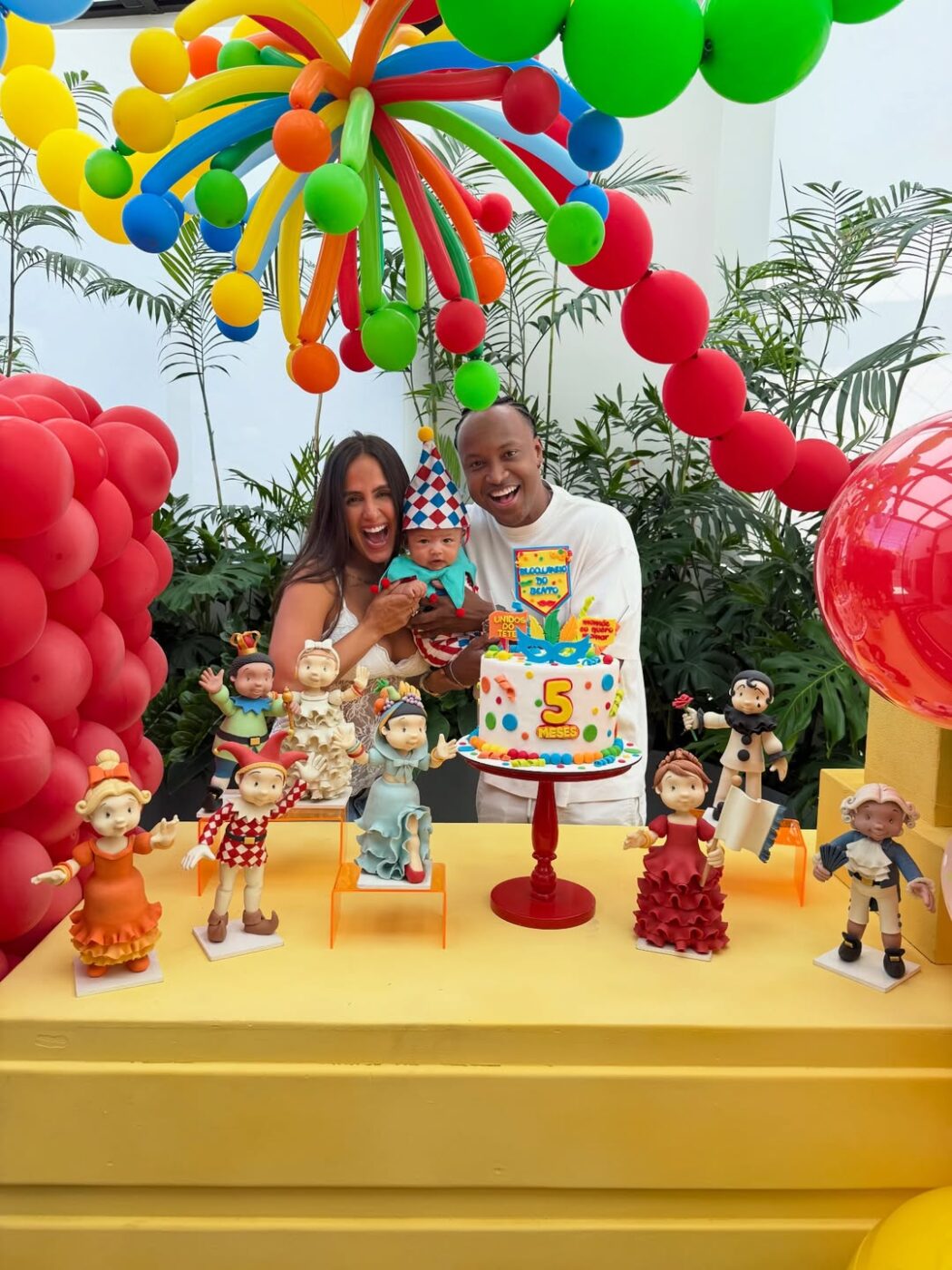 Filho de Carol Peixinho e Thiaguinho completa cinco meses e ganha festinha em clima de Carnaval