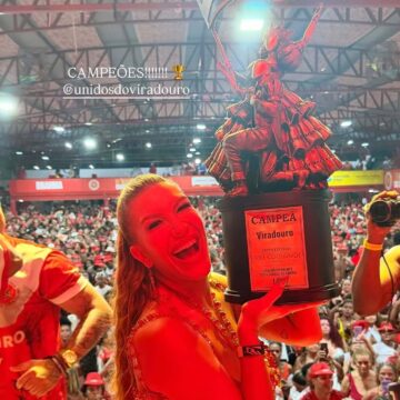 Lore Improta encanta ao mostrar filha Liz com look especial da Viradouro