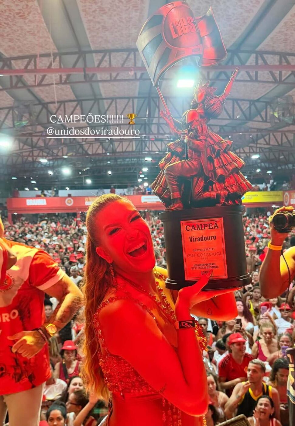 Lore Improta encanta ao mostrar filha Liz com look especial da Viradouro