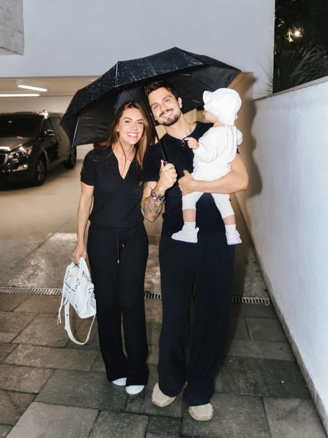 Luan Santana e Jade Magalhães curtem passeio em Miami com a filha Serena; veja fotos e vídeos