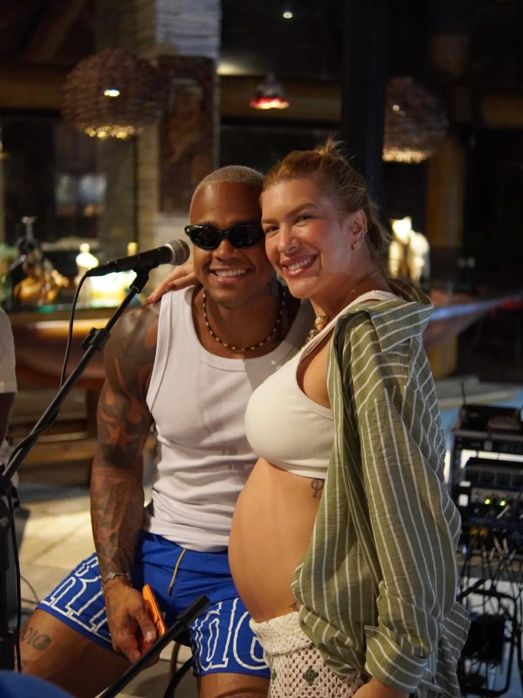 Léo Santana abre álbum de férias com a família e amigos e declara: “Glória a Deus por tudo”