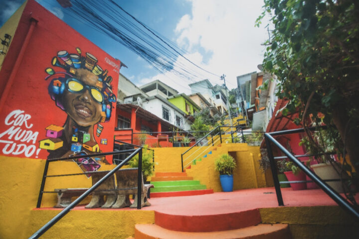 Projeto promove revitalização de 130 casas no Candeal; veja como ficou