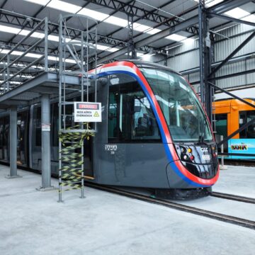 VLT de Salvador avança: terceiro trem é acoplado e oito composições devem chegar até junho