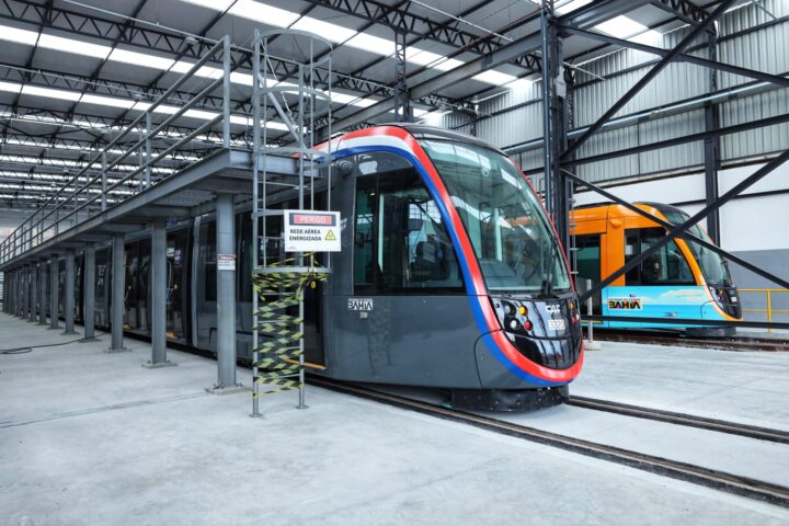 VLT de Salvador avança: terceiro trem é acoplado e oito composições devem chegar até junho