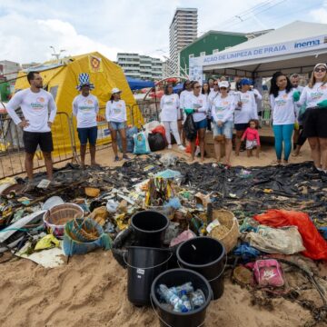 Cerca de 250 kg de resíduos são retirados da praia do Rio Vermelho antes da Festa de Iemanjá