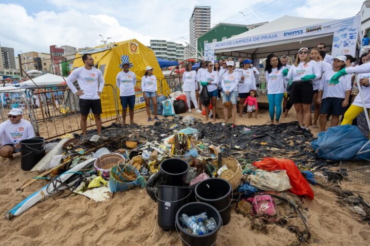Cerca de 250 kg de resíduos são retirados da praia do Rio Vermelho antes da Festa de Iemanjá
