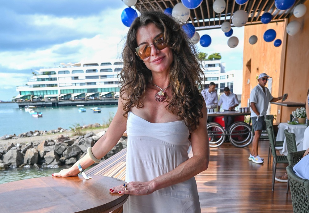 Alinne Moraes participa de festa em homenagem a Iemanjá em Salvador