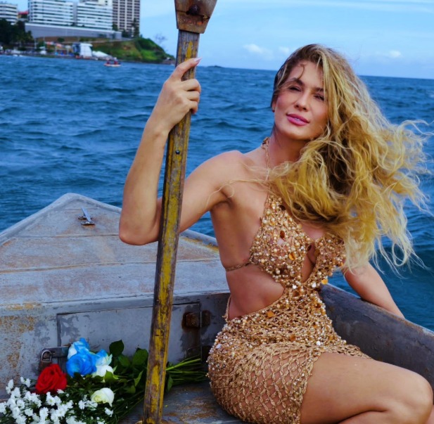 Enfrentando divórcio conturbado, Lívia Andrade vem a Salvador fazer prece a Iemanjá: ‘Rainha das ondas’