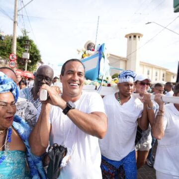 Prefeito Bruno Reis acompanha entrega do presente de Iemanjá no Rio Vermelho