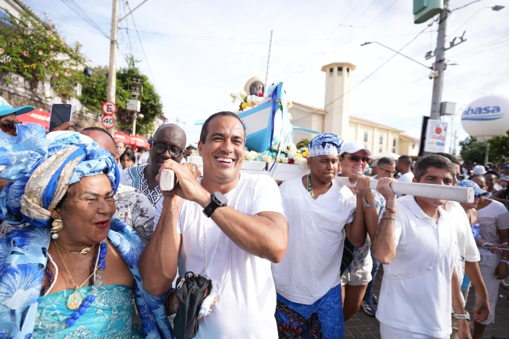 Prefeito Bruno Reis acompanha entrega do presente de Iemanjá no Rio Vermelho