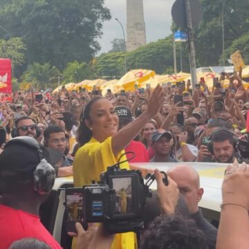Ivete Sangalo chega para desfilar pela primeira vez no pré-Carnaval de São Paulo; veja vídeo
