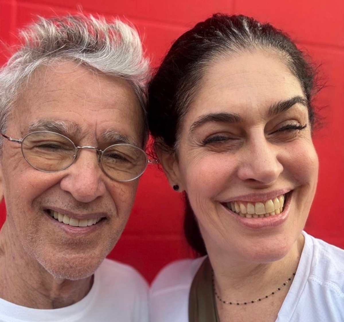 Caetano e Paula Lavigne passeiam por Salvador e anunciam: ‘Preparados para o Carnaval’