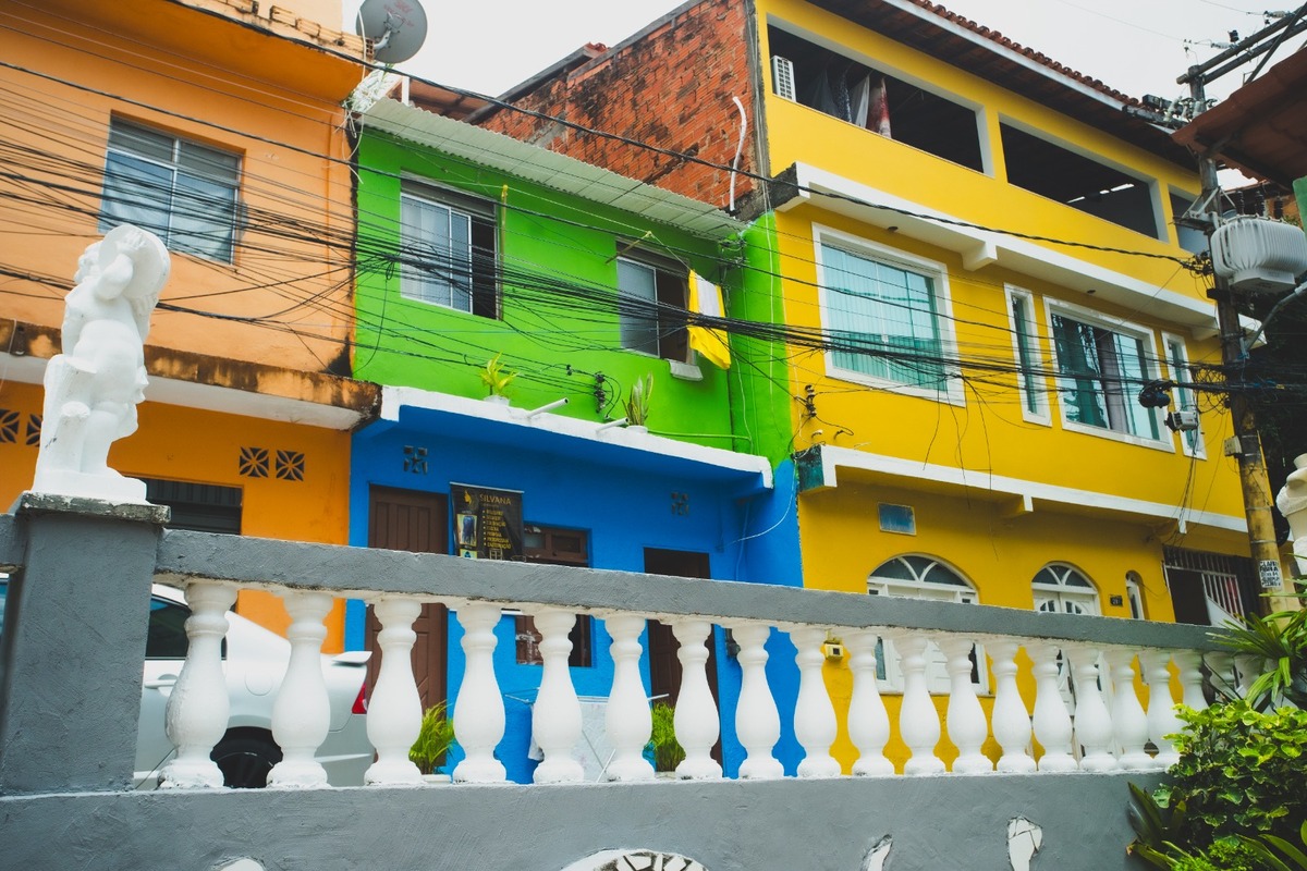 Projeto promove revitalização de 130 casas no Candeal; veja como ficou