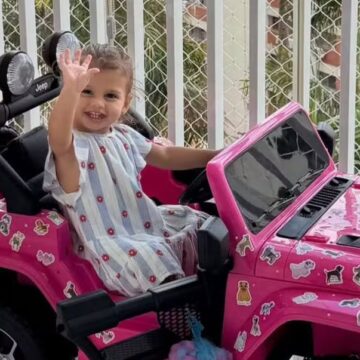 Filha de Neymar e Amanda Kimberly, Helena encanta ao passear em carrinho personalizado cor-de-rosa