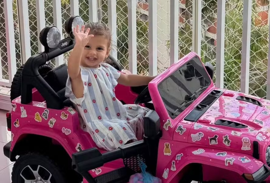 Filha de Neymar e Amanda Kimberly, Helena encanta ao passear em carrinho personalizado cor-de-rosa