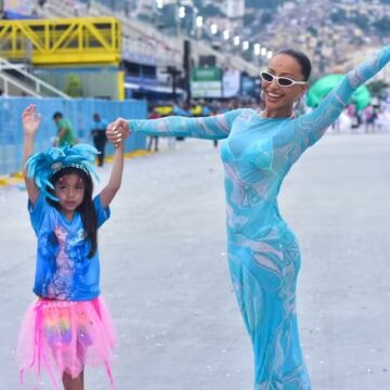Zoe, filha de Sabrina Sato, estreia na Marquês de Sapucaí ao lado da mãe