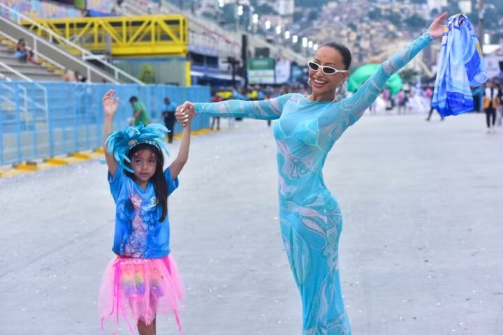 Zoe, filha de Sabrina Sato, estreia na Marquês de Sapucaí ao lado da mãe