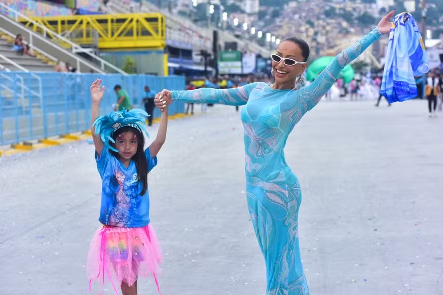 Zoe, filha de Sabrina Sato, estreia na Marquês de Sapucaí ao lado da mãe