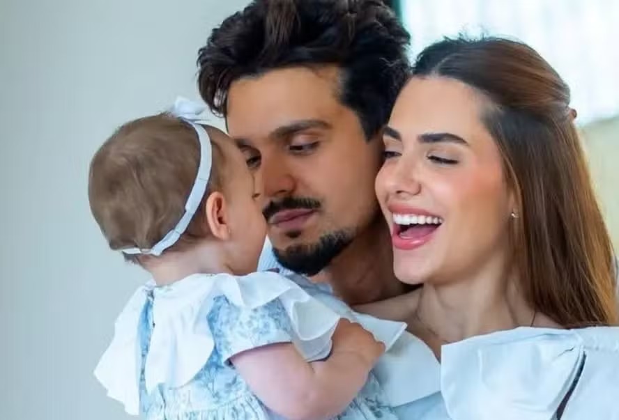 Jade Magalhães mostra rostinho da filha Serena e semelhança com Luan Santana surpreende: ‘Clone’