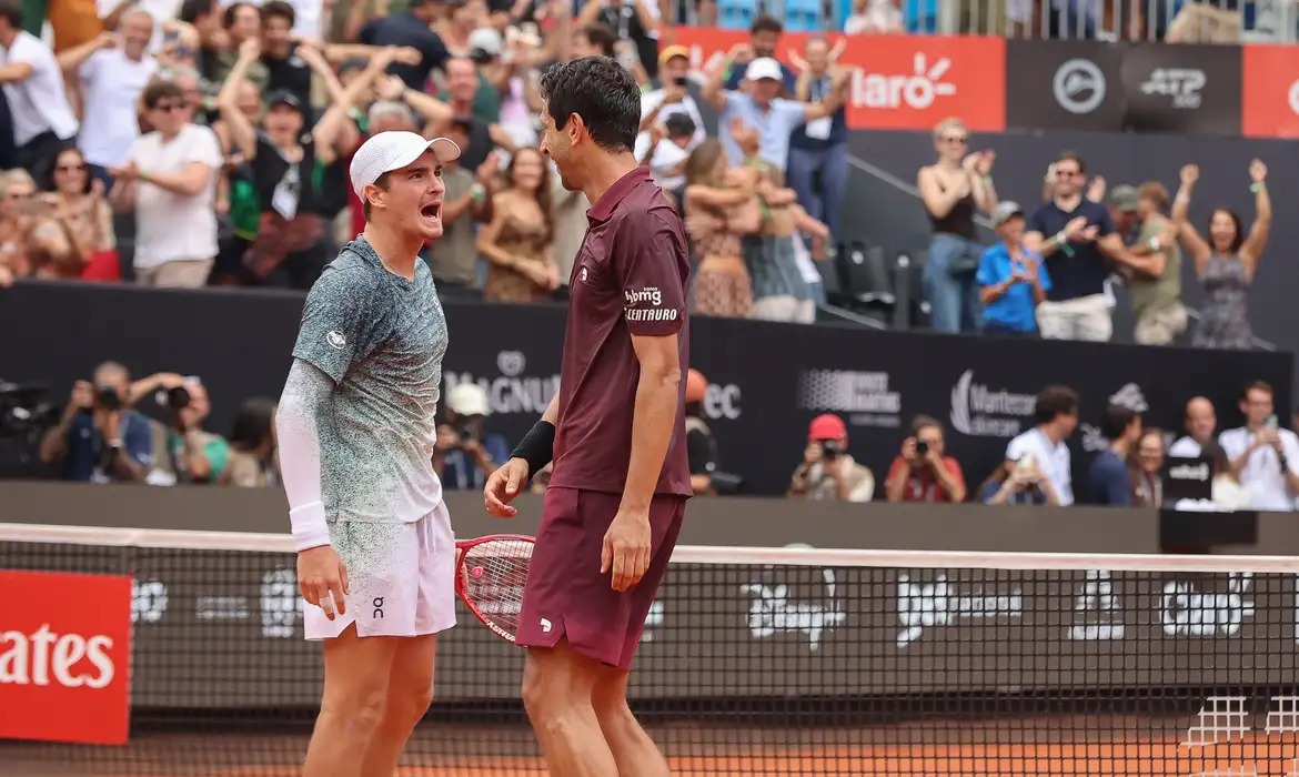 João Fonseca e Marcelo Melo vencem alemães e alcançam final do Rio Open