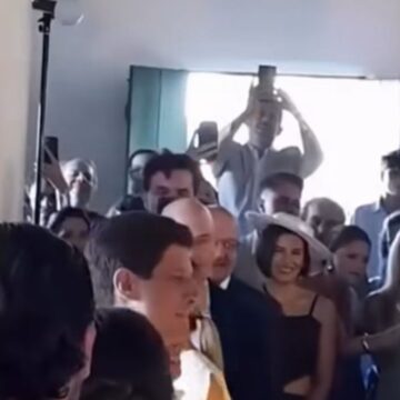 Ministro do STF Alexandre de Moraes prestigia casamento de João Campos e Tabata Amaral em Carneiros; veja vídeo