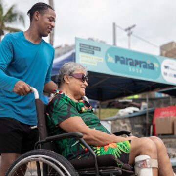 Projeto leva 100 banhistas com deficiência física e mobilidade reduzida para Praia de Ondina