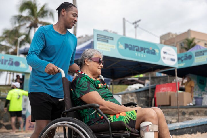 Projeto leva 100 banhistas com deficiência física e mobilidade reduzida para Praia de Ondina