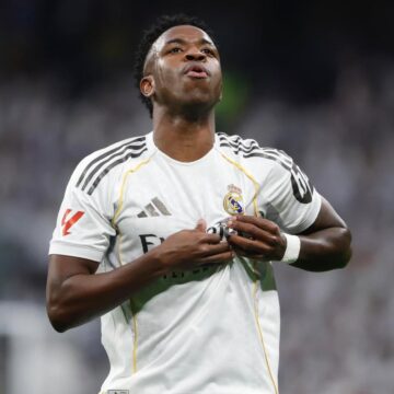 Torcida do Real Madrid ergue faixa em apoio a Vini Jr.: “Não ao racismo”; veja