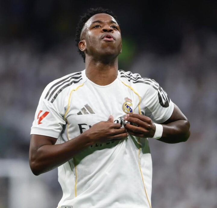 Torcida do Real Madrid ergue faixa em apoio a Vini Jr.: “Não ao racismo”; veja