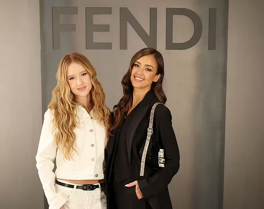 Jessica Alba e Haven roubam a cena em Milão com looks combinando