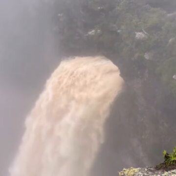 Após fortes chuvas, Cachoeira da Fumaça atinge nível máximo e encanta visitantes na Chapada; vídeo
