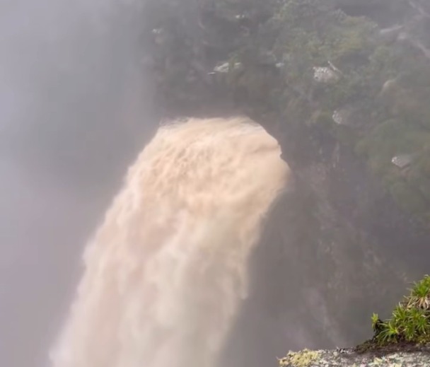 Após fortes chuvas, Cachoeira da Fumaça atinge nível máximo e encanta visitantes na Chapada; vídeo
