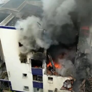 Bombeiros ficam feridos durante resgate após explosão e desabamento de prédio no Stiep