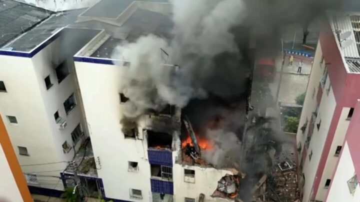 Bombeiros ficam feridos durante resgate após explosão e desabamento de prédio no Stiep