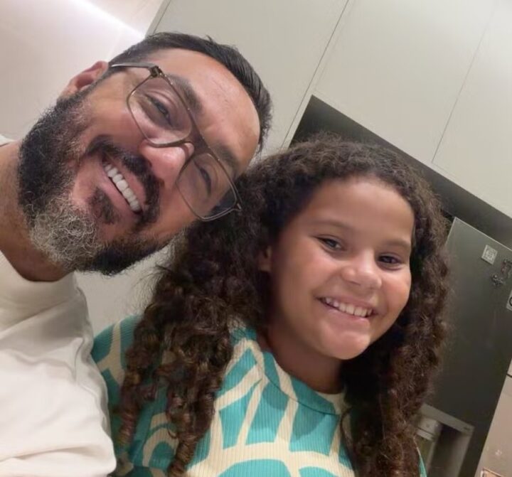 Belo faz rara aparição ao lado da neta Alice e se derrete: ‘Meu amorzinho’