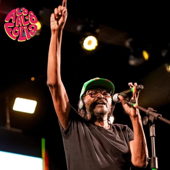 Aos 70 anos, Edson Gomes sobe ao palco e faz público cantar em coro no Carnaval de Juazeiro