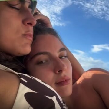 Alanis Guillen abre álbum curtindo Carnaval em Salvador com a namorada