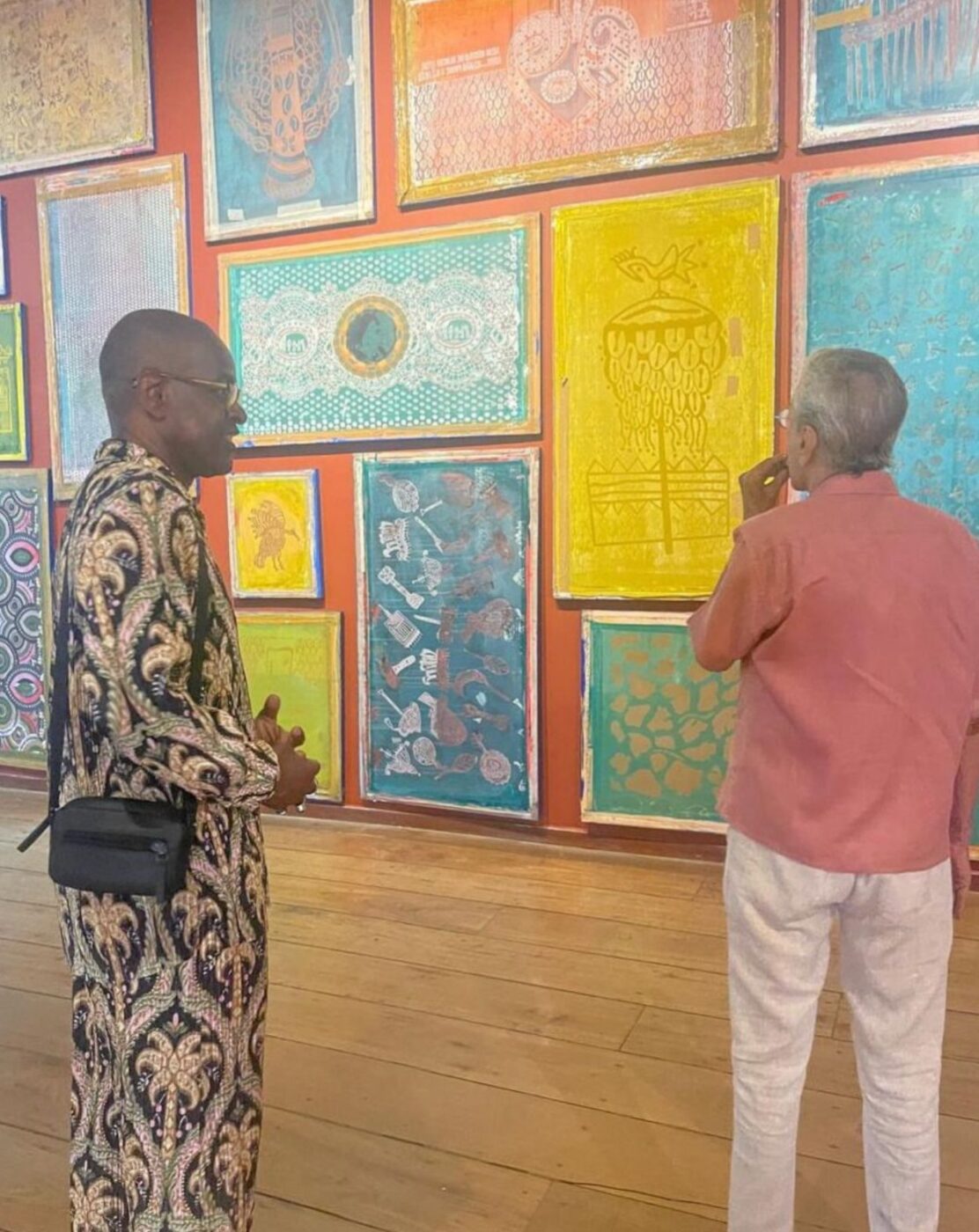 Caetano Veloso visita exposição de Alberto Pitta no Museu de Arte Moderna da Bahia